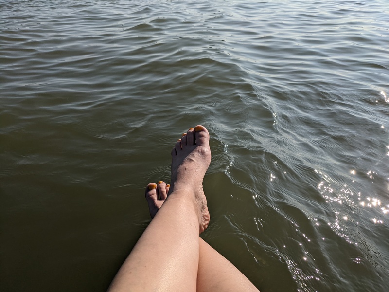 Fötter vid havet